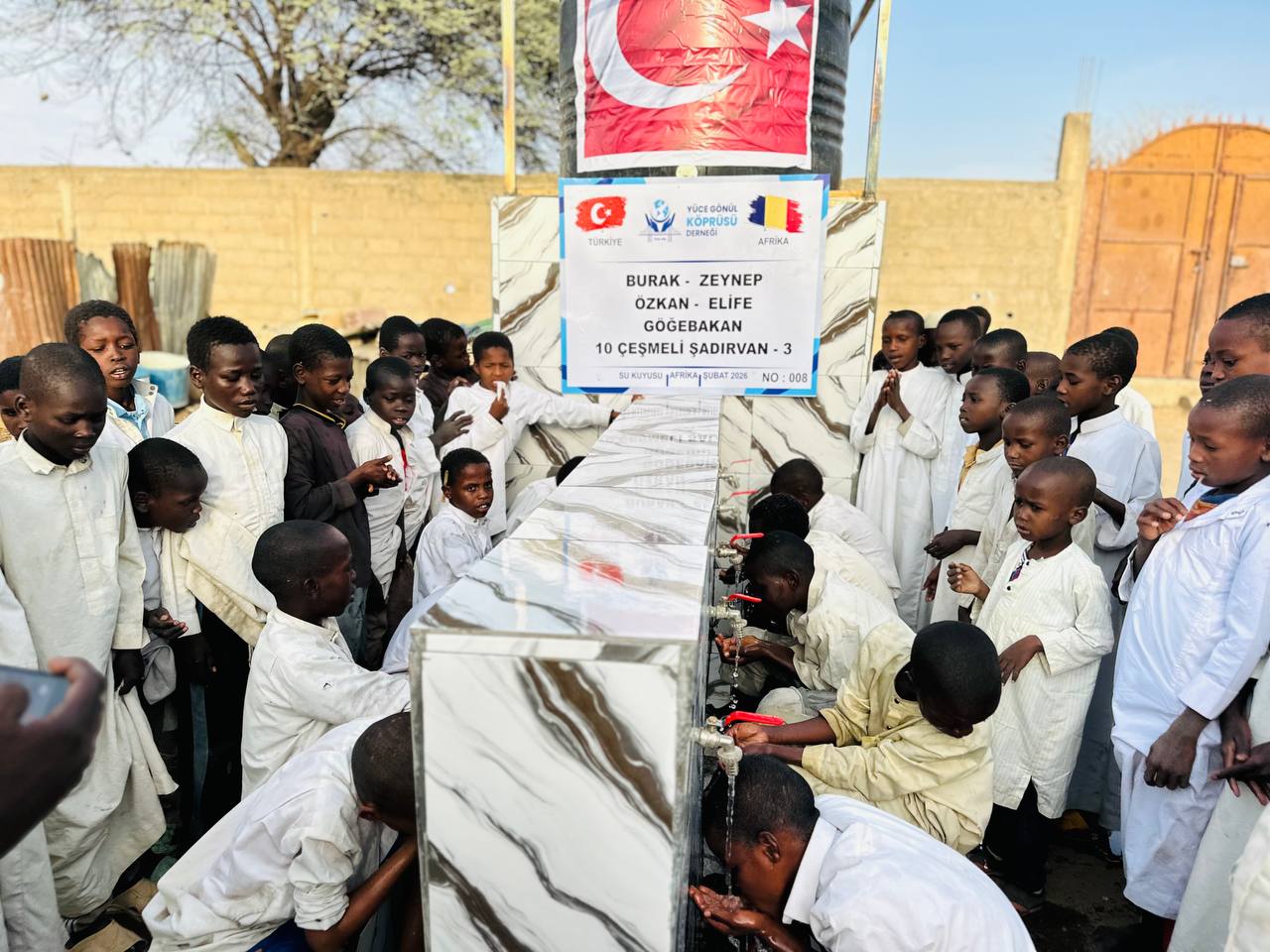 AFRİKA YETİMHANEMİZDE YAVRULARIMIZ SUYU BULUŞTURDUK.