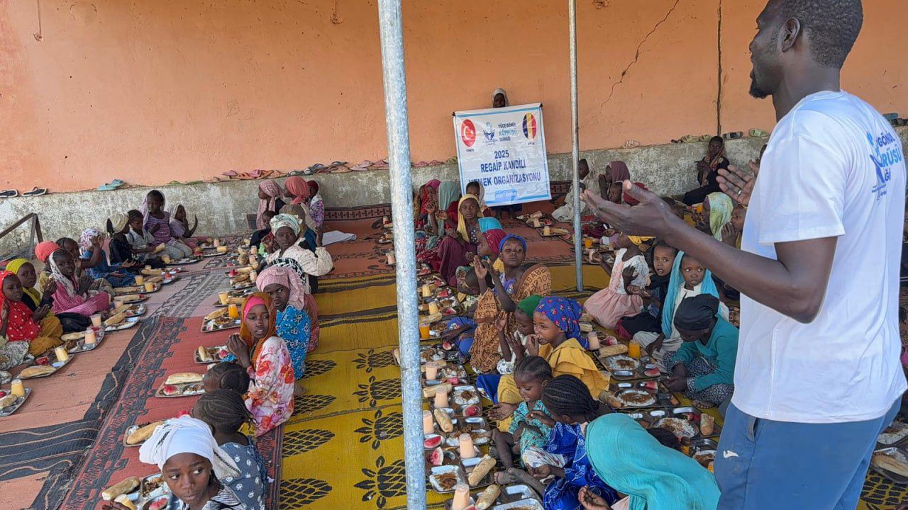 REGAİP KANDİLİ YETİMLERİN YÜZLERİNİ GÜLDÜRDÜK