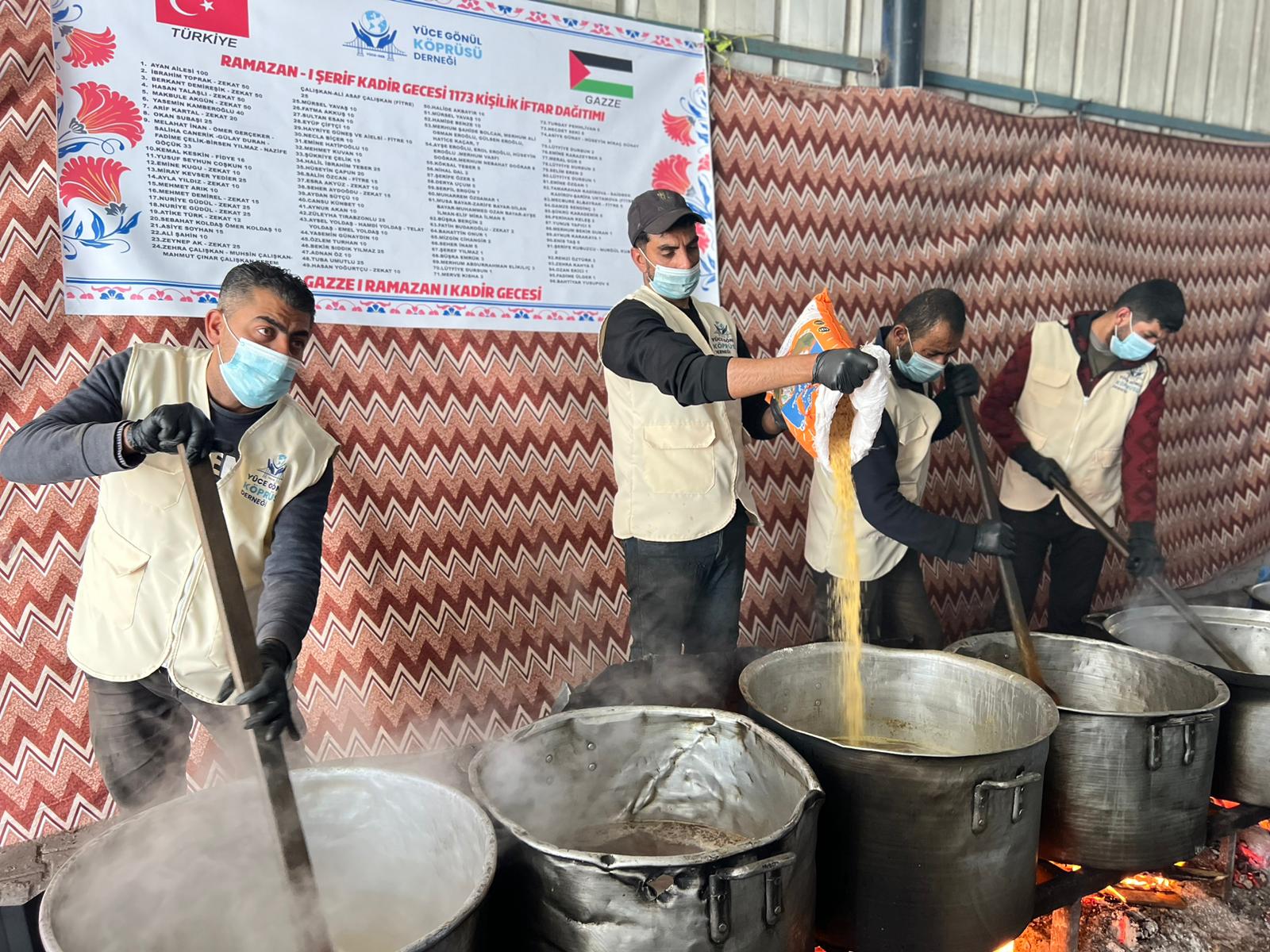 KADİR GECESİ BİNLERCE GAZZELİ KARDEŞLERİMİZİN SOFRALARINDA OLDUK